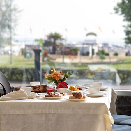 Hotel Mondial Rimini Buitenkant foto