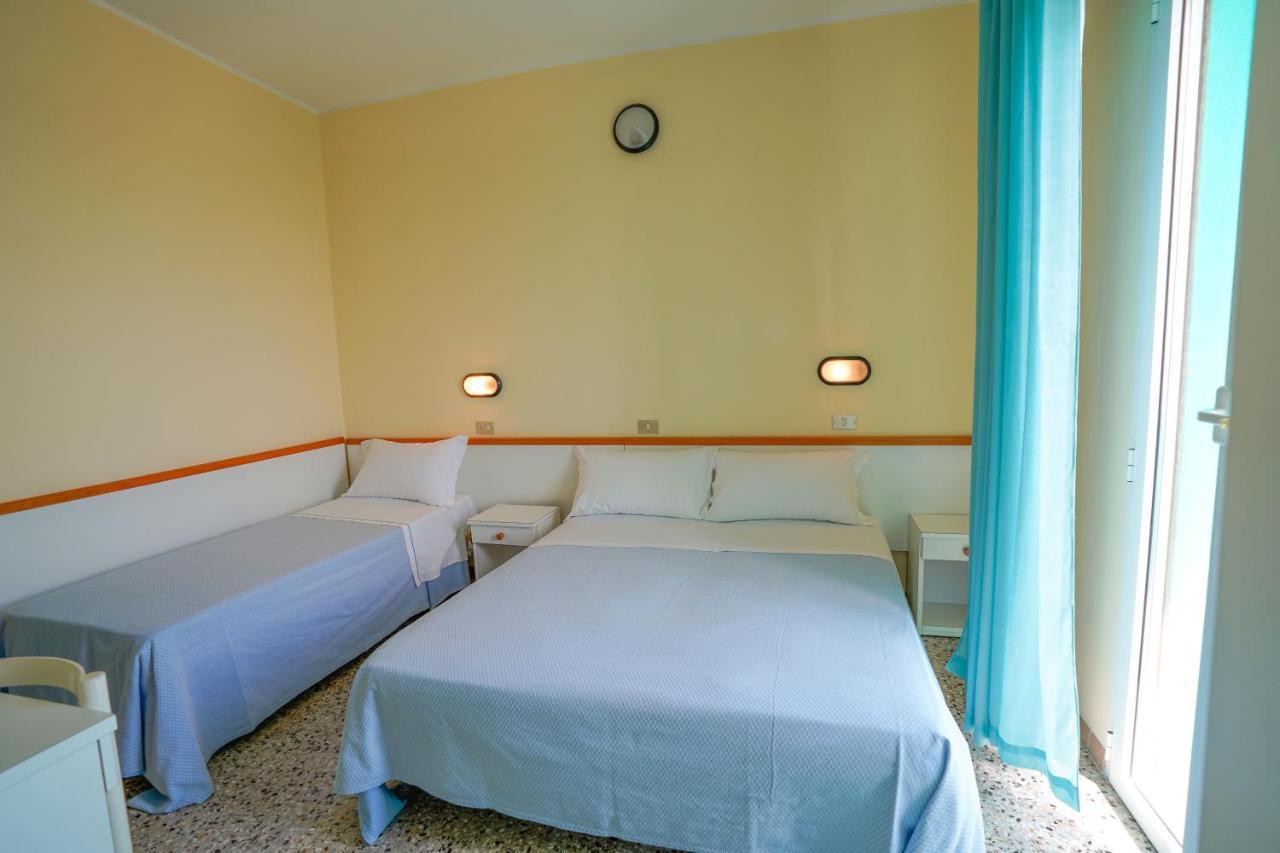 Hotel Mondial Rimini Buitenkant foto
