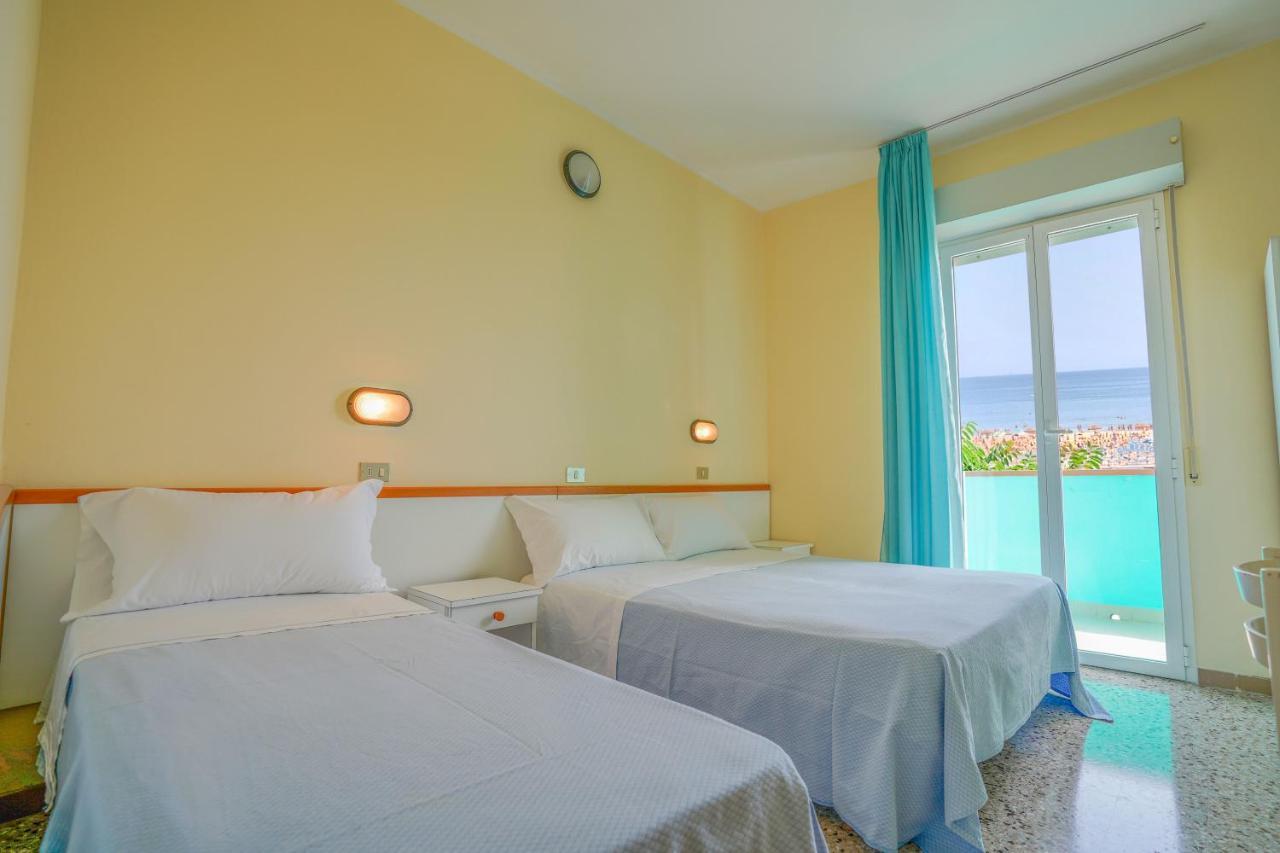 Hotel Mondial Rimini Buitenkant foto
