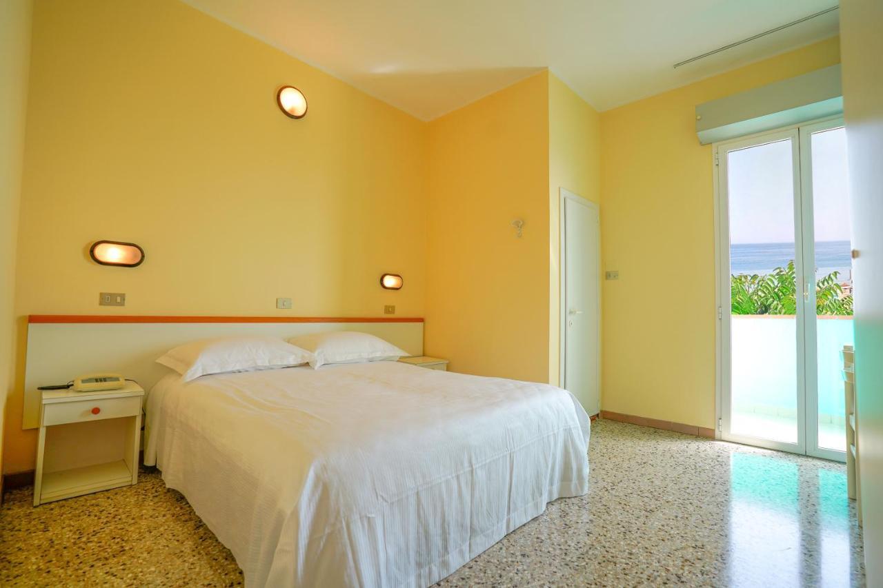 Hotel Mondial Rimini Buitenkant foto