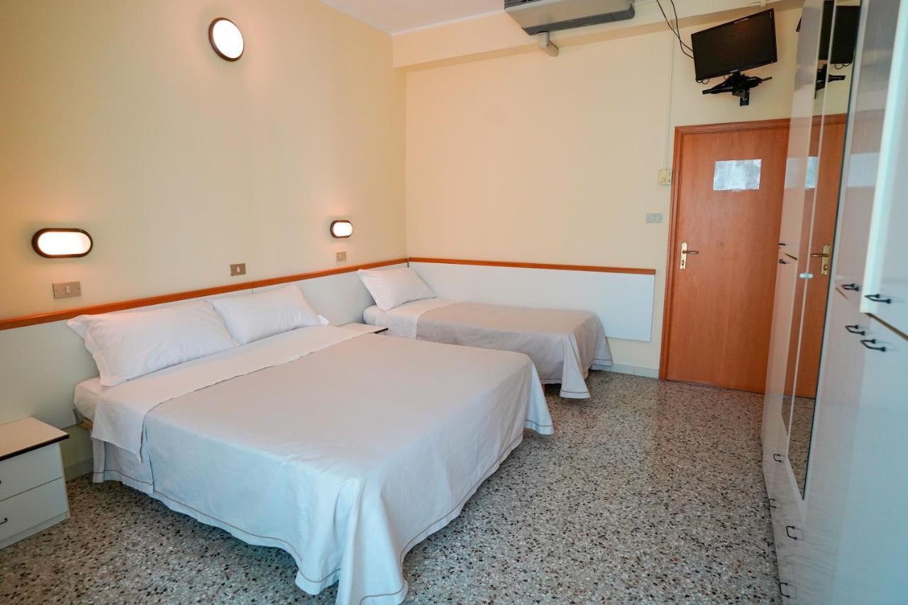 Hotel Mondial Rimini Buitenkant foto