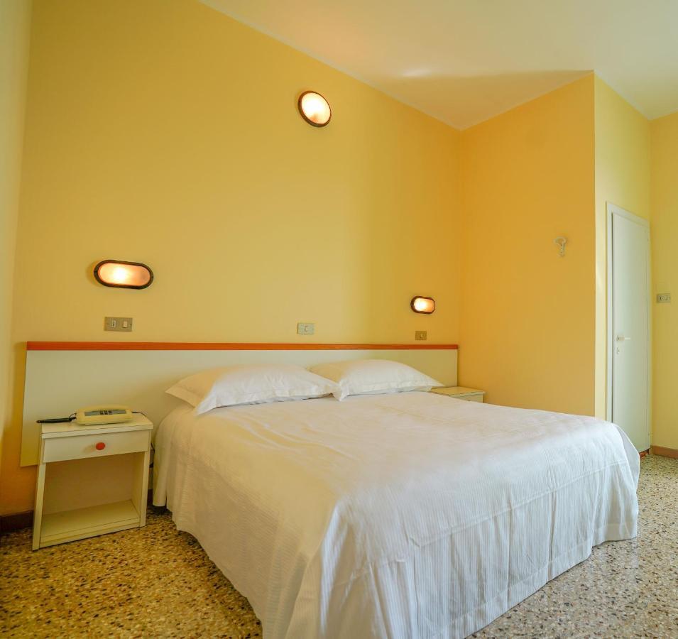 Hotel Mondial Rimini Buitenkant foto