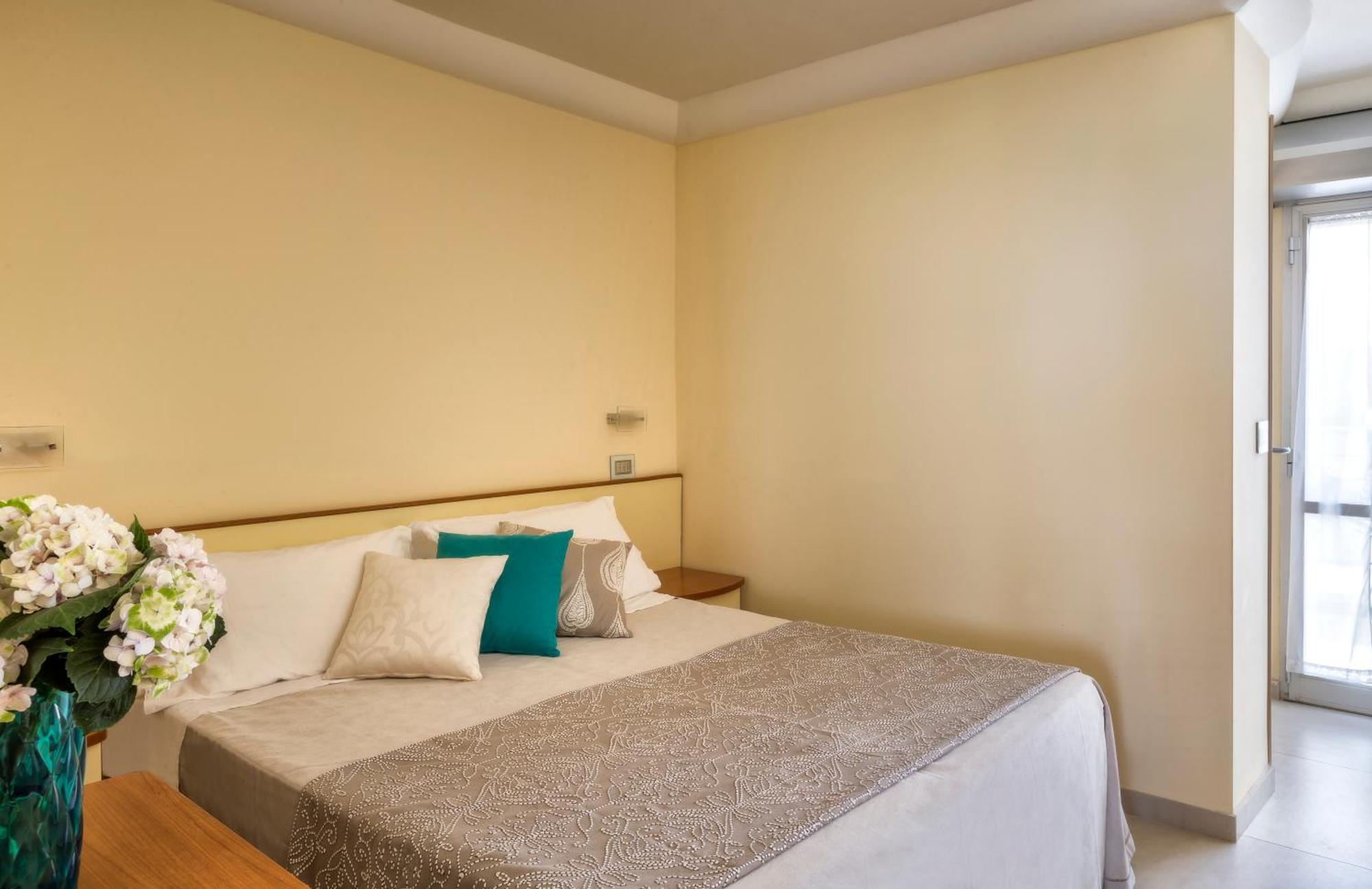 Hotel Mondial Rimini Buitenkant foto