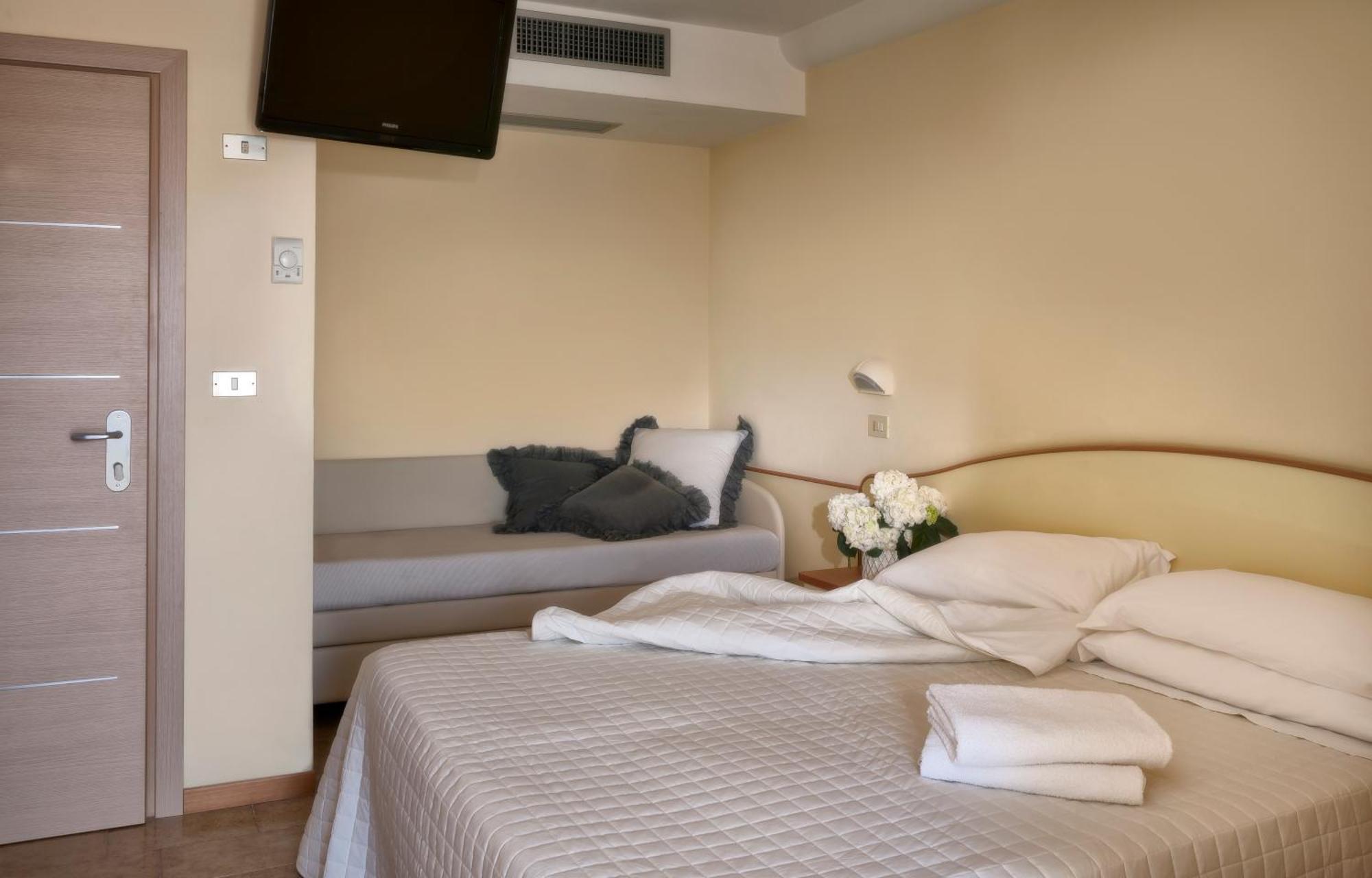 Hotel Mondial Rimini Buitenkant foto