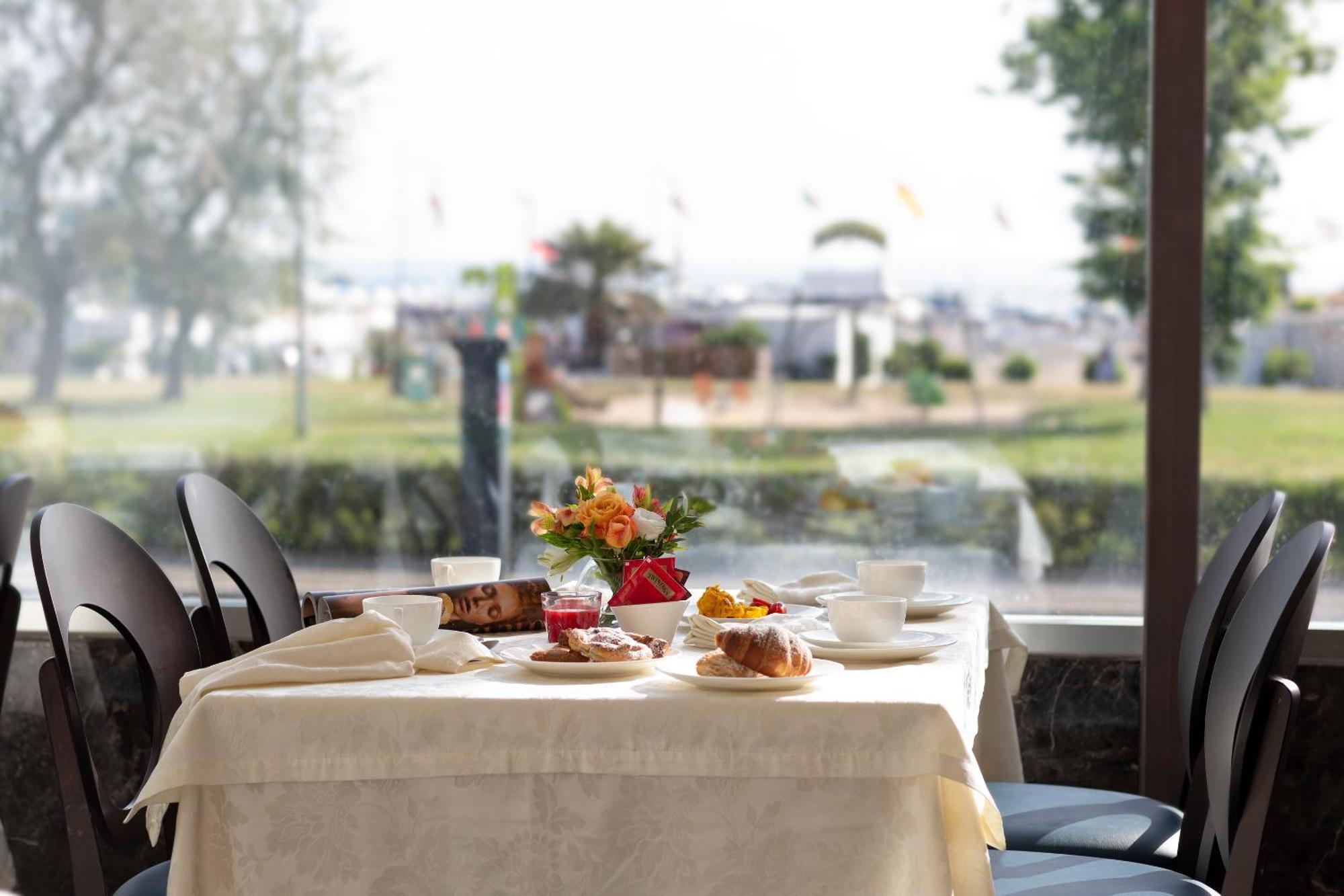 Hotel Mondial Rimini Buitenkant foto