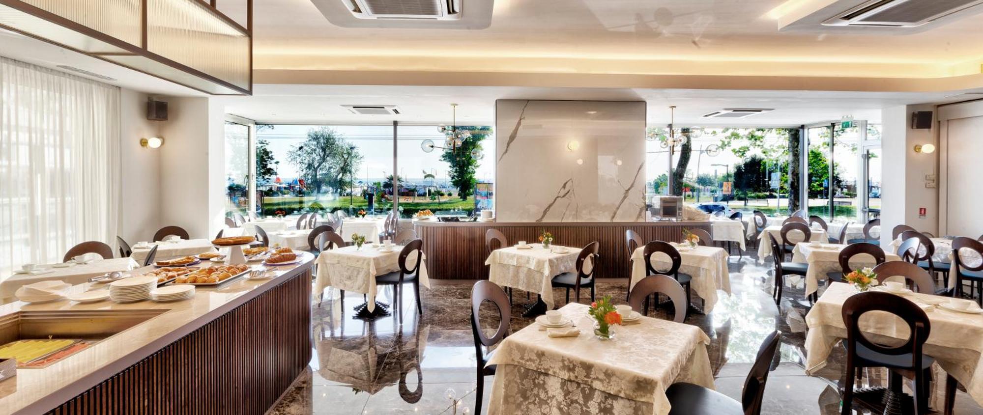 Hotel Mondial Rimini Buitenkant foto