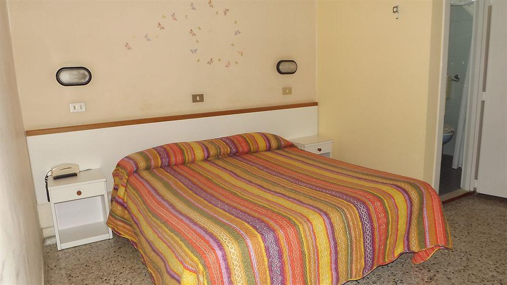 Hotel Mondial Rimini Buitenkant foto