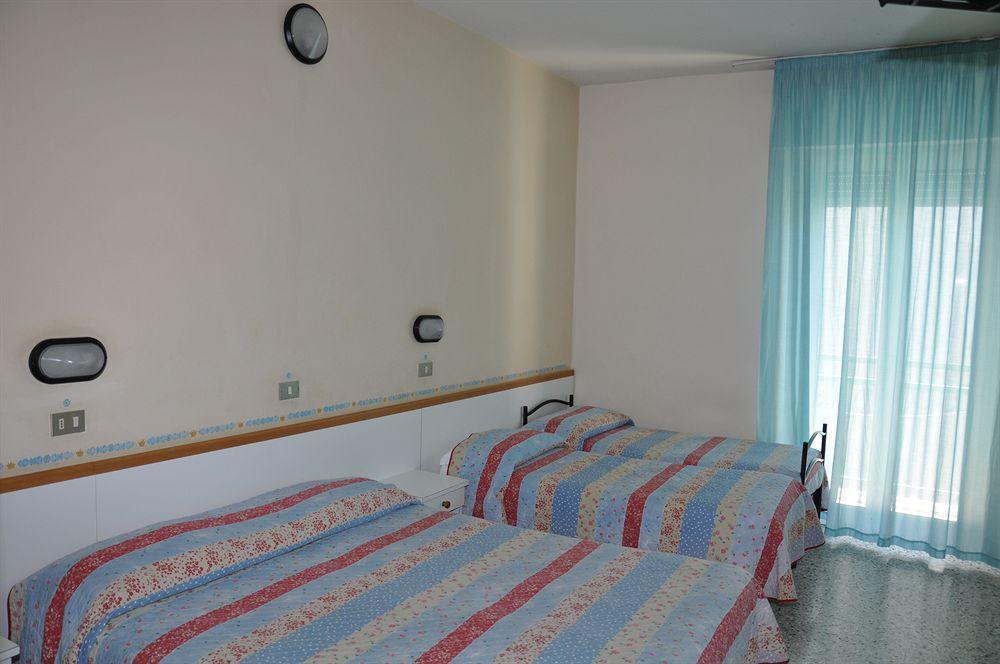 Hotel Mondial Rimini Buitenkant foto