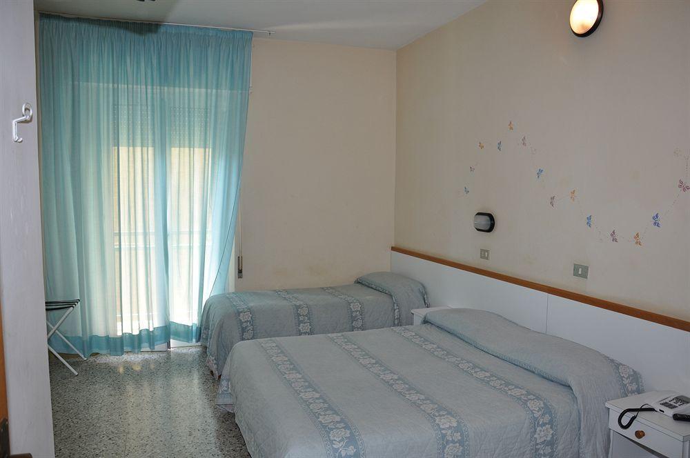 Hotel Mondial Rimini Buitenkant foto